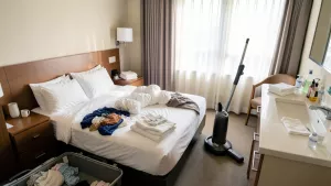 Sprzątanie pokoju hotelowego przy gościu